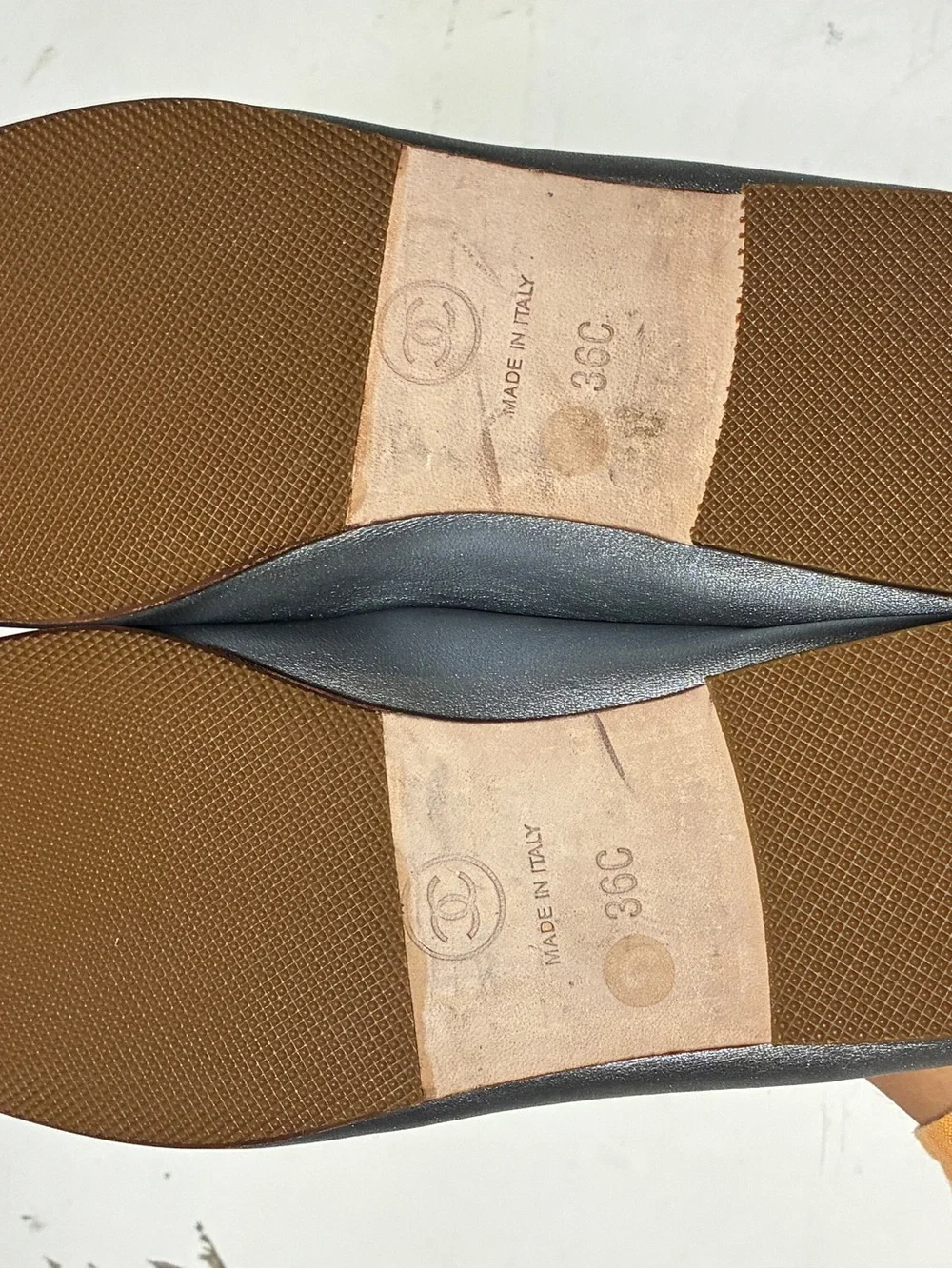 CHANEL Metallic Silver Leather CC Logo Ballet Flats